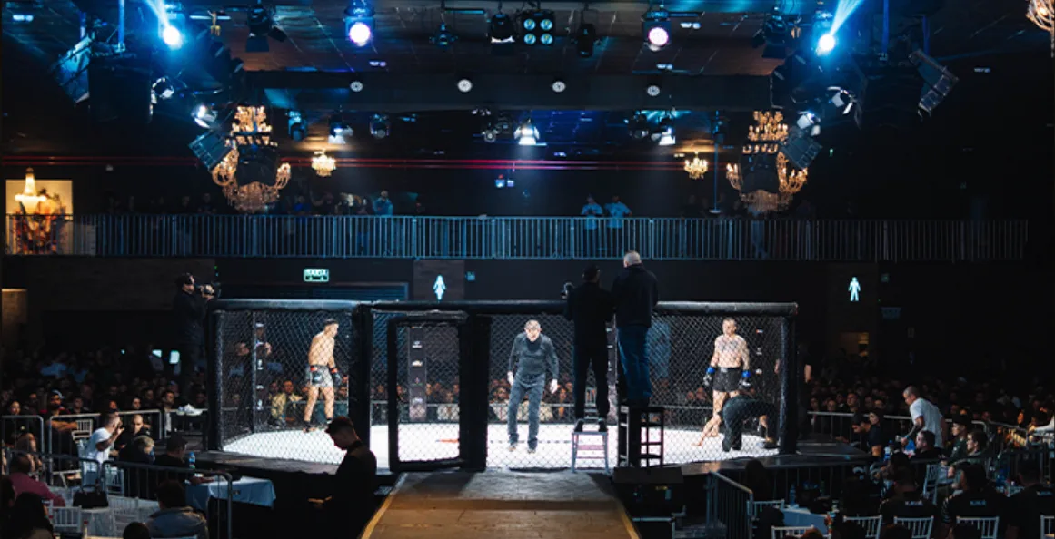 Octógono da Avante Fight League com o público ao redor